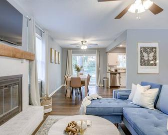 Relaxing Blue Springs Escape 3BR w/ Outdoor Space - Blue Springs - Living room