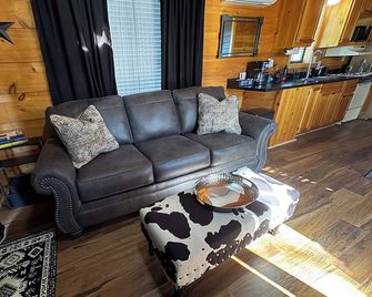Boulder Ridge Cabin 3: Cowboy Luxe with Private Hot tub - Checotah - Sala de estar