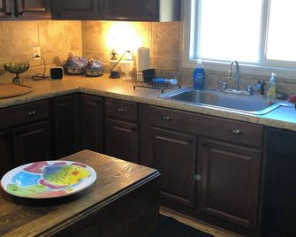 Charming 2-bedroom farmhouse with WiFi, AC in tranquil LaFayette - LaFayette - Kitchen