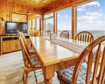 Windjammer - Beachfront! - Beachcomber Vacation Homes - Cannon Beach - Dining room