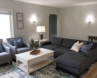 Getaway to Lake Minnewaska - Glenwood - Living room