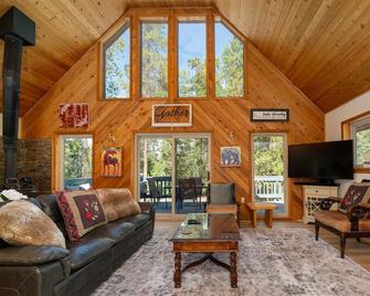 Pet Friendly, Firepit, Wrap around Porch, Close to Lake Granby and Highland Marina - Grand Lake - Вітальня