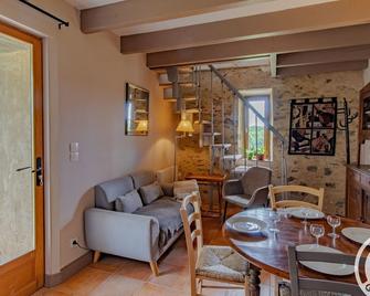 Gîte rustique avec 2 chambres, nature, animaux admis, wifi et parking - FR-1-622-78 - Lys-Haut-Layon - Comedor