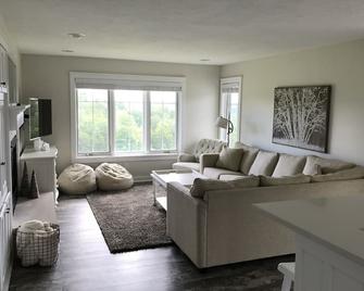 Newly renovated mountaintop ski-in/ski-out unit. Sleeps 8 comfortably. - Thompsonville - Living room