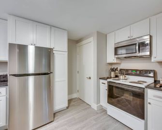 Maine Escape with Grill, Near Skiing and Hiking! - Saco - Kitchen