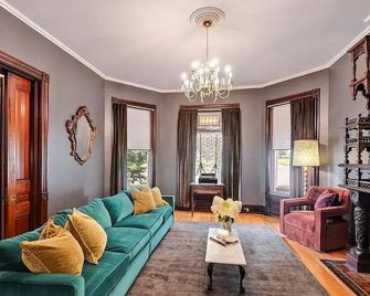 Spectacular Queen Anne Victorian - اوبورن (نيويورك) - غرفة معيشة