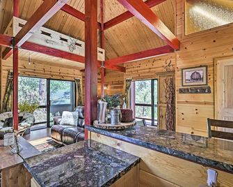 Furnished Deck: Romantic Strawberry/Pine Studio! - Strawberry - Sala de estar