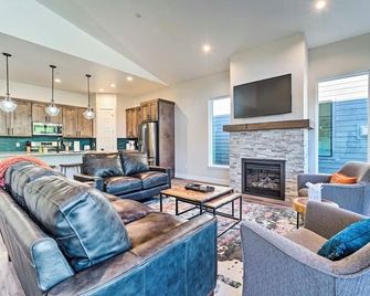 Summer Vibes Only: Jacuzzi + Lake Views Just Minutes from Durango Tesla Charger - Durango - Living room