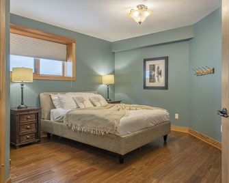 Luxury duplex on The Ridge, incredible views, hot tub and ski storage! - Vernon - Bedroom