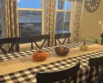 3000 sq ft West Omaha home. Perfect holiday getaway for families with kids! - Bennington - Dining room