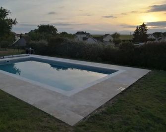 Le Pressoir-Gîte 2-4 personnes - Mosnes - Pool
