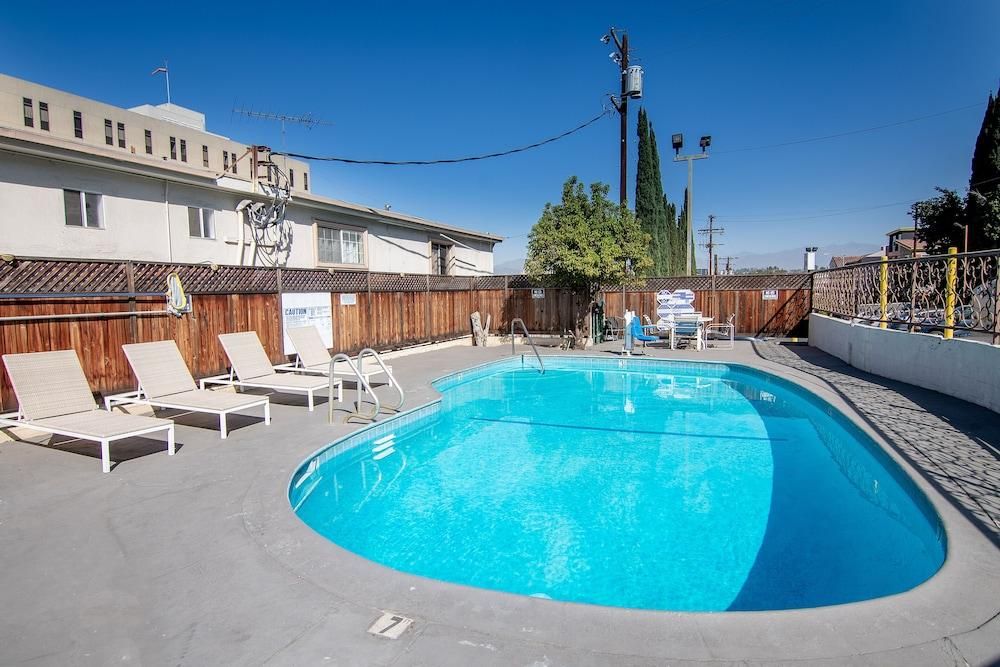 La Royal Viking Apartments