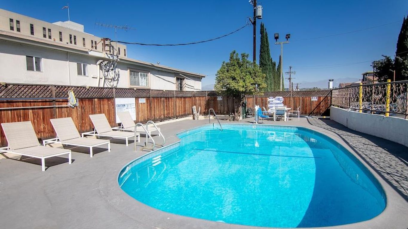 La Royal Viking Apartments