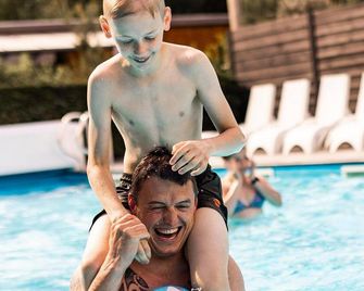 Enjoy the peace and nature from the Jacuzzi - Wekerom