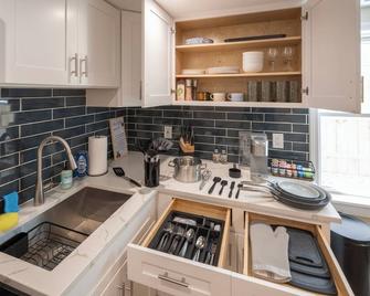 Lovely 2BR Gem w/ Outdoor Oasis - Chicago - Kitchen