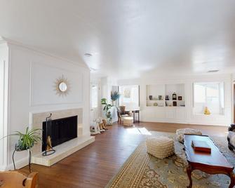 Beautiful Downtown Home - Nevada City - Living room
