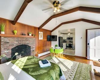 1 Mi to Downtown Salem: Studio w/ Fire Pit Access - Salem - Chambre