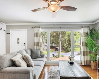 Safe, cozy, renovated home close to Atlanta, off 285, no fee from 99 per night - Smyrna - Living room