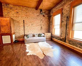 The Brick Street Suite, high ceilings, historic brick street location - Nacogdoches - Living room