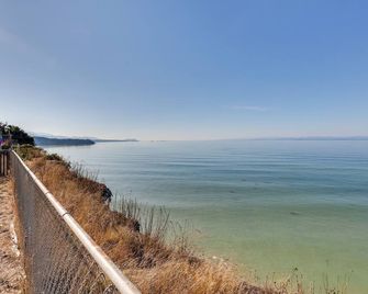 Oceanfront Port Angeles Home w/ Yard & Views! - Port Angeles - Beach