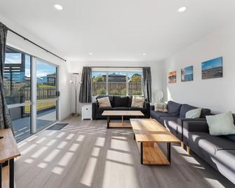 Motuoapa Getaway - Lake Taupo Holiday Home - Turangi - Living room
