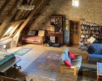 Lovely 19th century limestone farmhouse with 5 bedrooms set in own land. - La Capelle-Balaguier - Salon