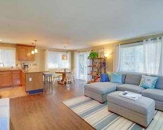 Gig Harbor Vacation Rental Home 1 Mi to Uptown! - Gig Harbor - Living room