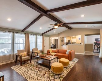 Pool table, BBQ, pool table, fire pit, nearby golf courses - Carrollton - Living room