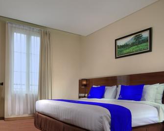 Hotel Namira Syariah Pekalongan - Pekalongan - Bedroom