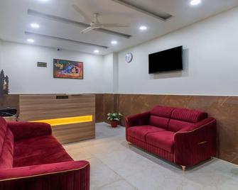 Itsy Hotels Krishna Residency, Govardhan Chauraha - Mathura - Front desk