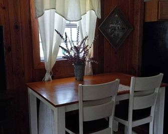 Peaceful Country Getaway Pet Friendly and Cozy! - Pinetta - Dining room