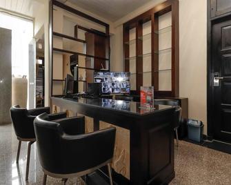 RedDoorz Plus near Halim Perdanakusuma 2 - Jakarta - Bar