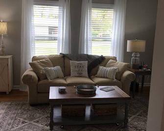 Adorable “Hudson Hideaway Cottage” - Hudson - Living room