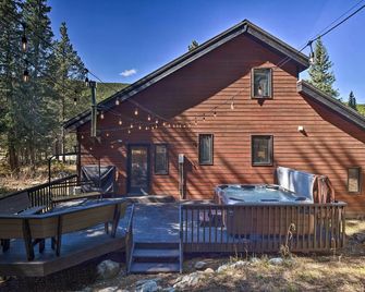 6 Mi to Breck Ski Resort: Family Cabin w/ Hot Tub! - Breckenridge - Living room