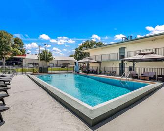 Quality Inn & Suites Downtown - Orlando - Alberca