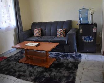 Humble Homes 1 bedroom Thika Town CBD access to Netflix,Fridge,wifi - Thika - Living room