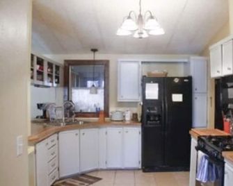 Debbie's House: 2 miles from the river, 5 bedroom, 2 bath, sleeps 22 - Uvalde - Keuken