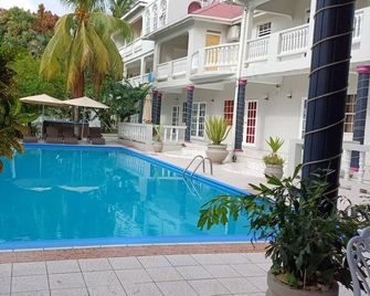 Cozy Single & Double Room Suites - Rodney Bay - Pool