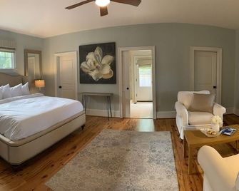 Waterfront panoramic point w/ pool, perfect for traveling couples, families - White Stone - Bedroom