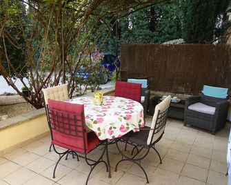 'Casa Dora' - sleeps 4, 2bed 2bath self catering Apartment heart of Provence - Rognonas - Patio