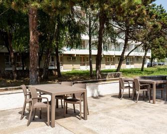 Hotel Siret Saturn - Saturn - Innenhof