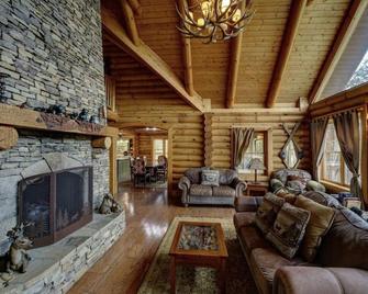 Large Cabin at Exit 407 - lots of parking - Kodak - Living room