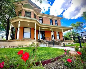 Amazing Historic 1800s Carriage House - Raton - Budova
