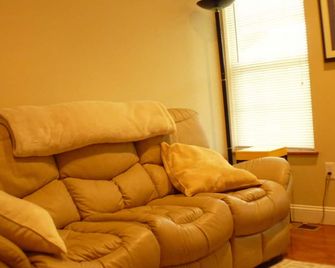 King of Prussia, 5 Bedroom house, 3 & 1/2 bath - King of Prussia - Living room