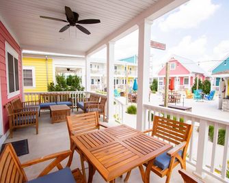 The Captain - 3 Bed/1 Loft Lakeside Cottage! - セリーナ - バルコニー