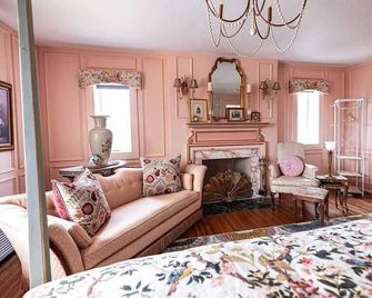 Mrs. Clara Hoyt Suite- Historic Luxury in the heart of Carroll - Carroll