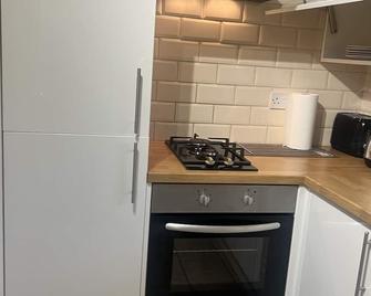 Large Modern Studio Flat - London - Kitchen