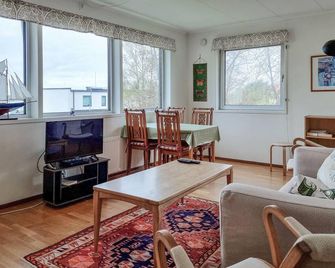 Amazing Home In Västra Frölunda - Västra Frölunda - Sala de estar