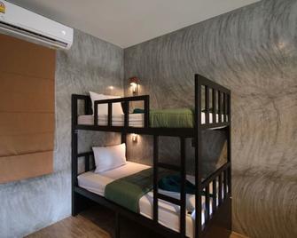 Blanco Hostel Lanta 18 to 35 - Ko Lanta - Kamar Tidur