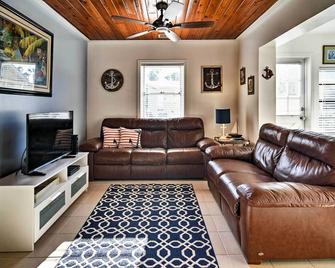 Indian Shores Cottage with Cabana - Steps to Beach! - Indian Shores - Living room